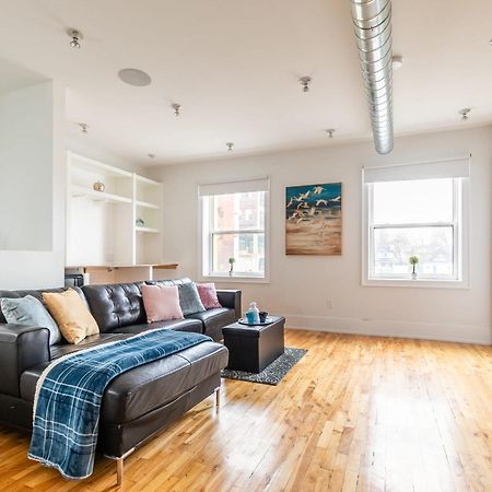 Modern 2 Bedroom Condo - Heart Of Leslieville تورونتو المظهر الخارجي الصورة