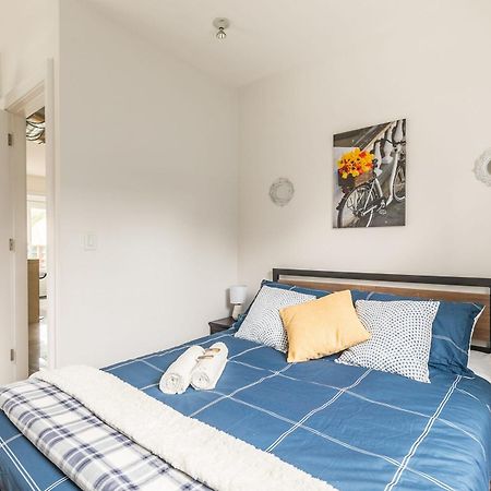 Modern 2 Bedroom Condo - Heart Of Leslieville تورونتو المظهر الخارجي الصورة