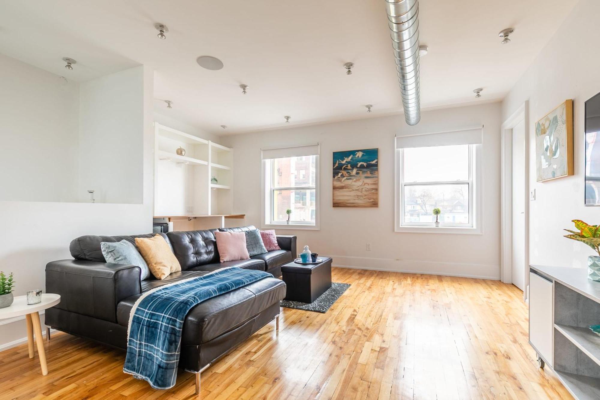 Modern 2 Bedroom Condo - Heart Of Leslieville تورونتو المظهر الخارجي الصورة