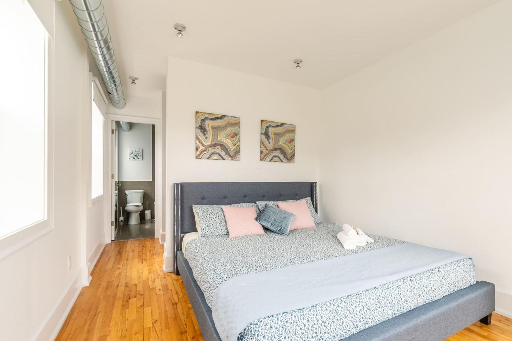 Modern 2 Bedroom Condo - Heart Of Leslieville تورونتو المظهر الخارجي الصورة