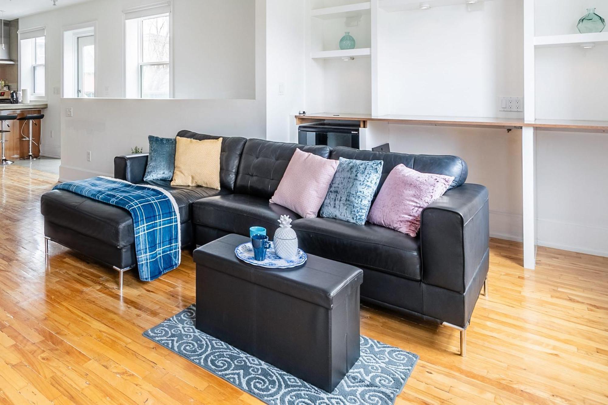 Modern 2 Bedroom Condo - Heart Of Leslieville تورونتو المظهر الخارجي الصورة