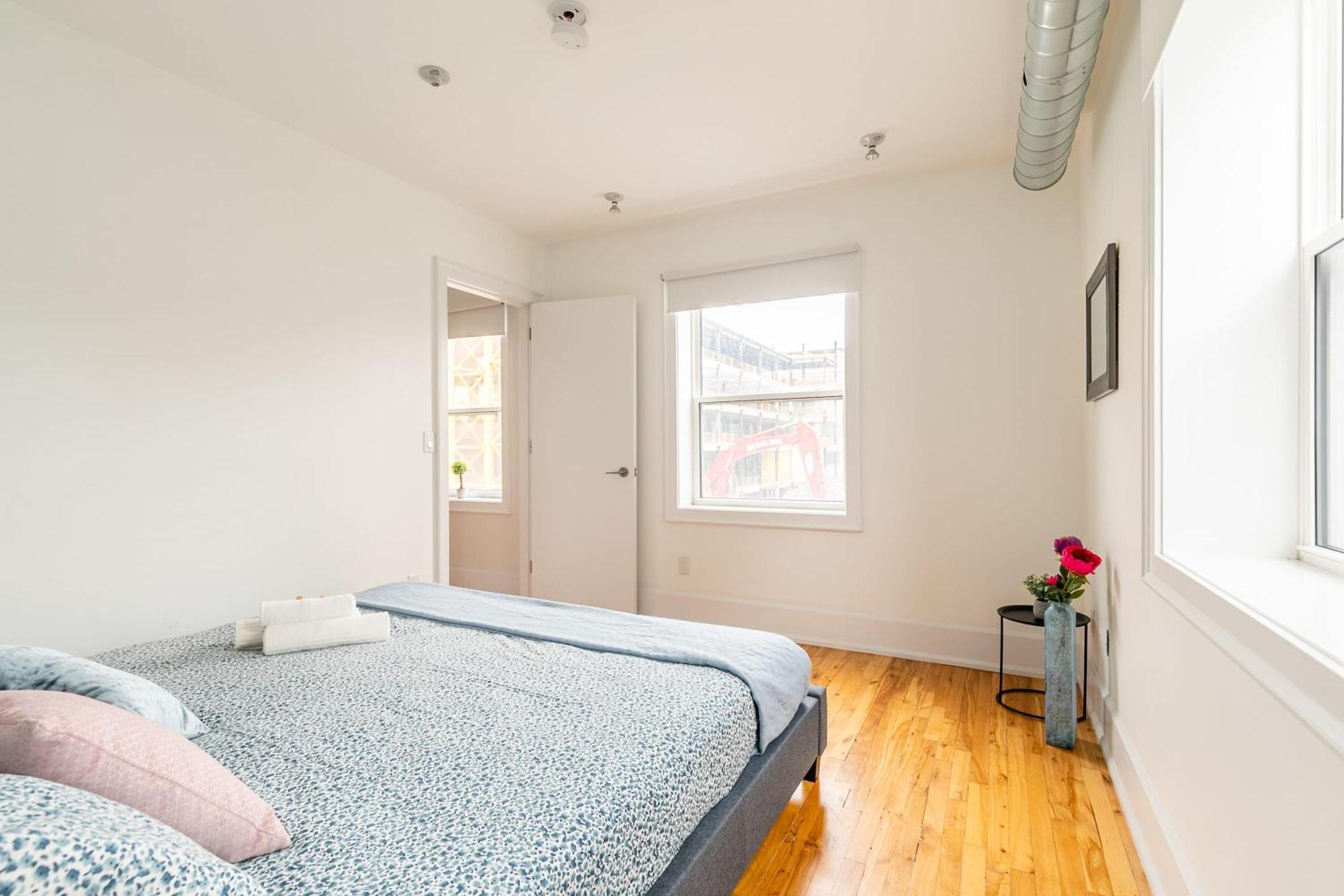 Modern 2 Bedroom Condo - Heart Of Leslieville تورونتو المظهر الخارجي الصورة