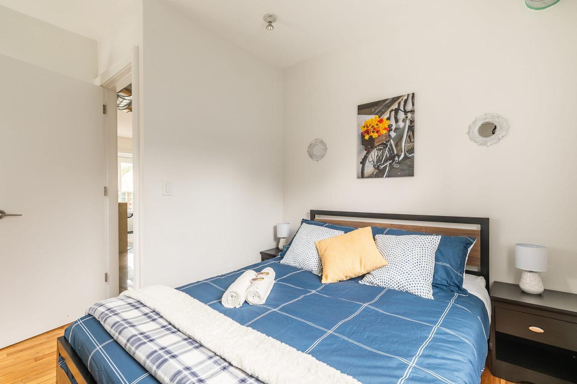 Modern 2 Bedroom Condo - Heart Of Leslieville تورونتو المظهر الخارجي الصورة