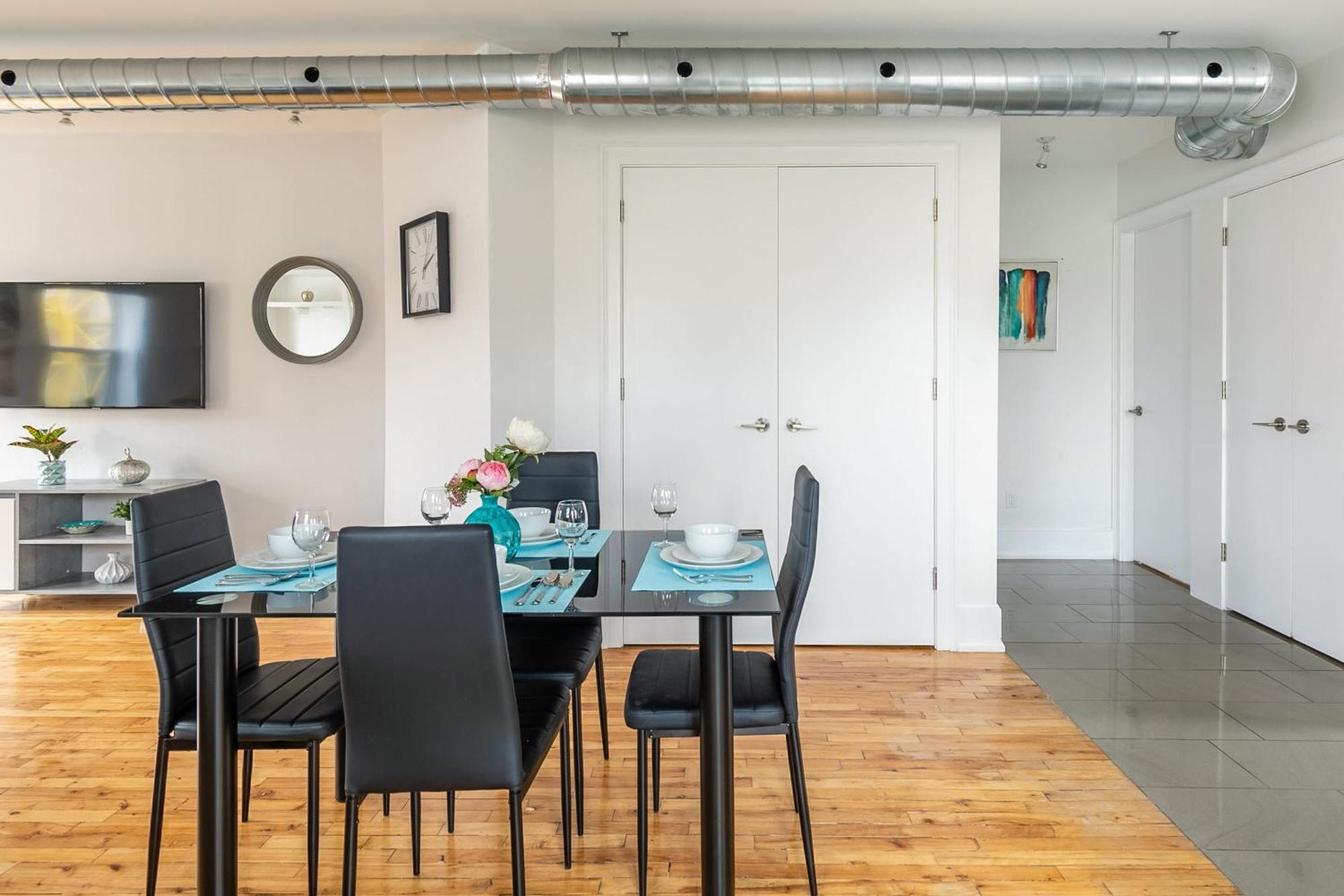Modern 2 Bedroom Condo - Heart Of Leslieville تورونتو المظهر الخارجي الصورة