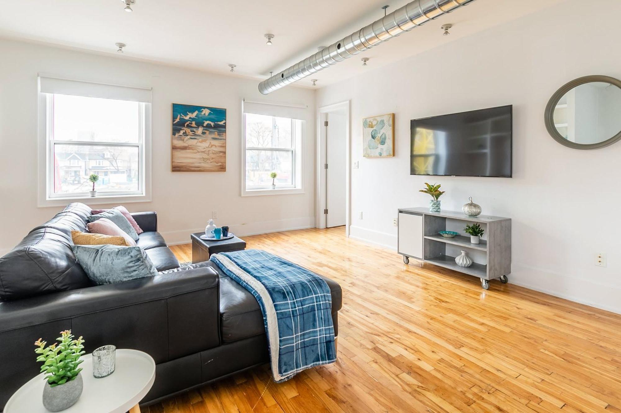 Modern 2 Bedroom Condo - Heart Of Leslieville تورونتو المظهر الخارجي الصورة