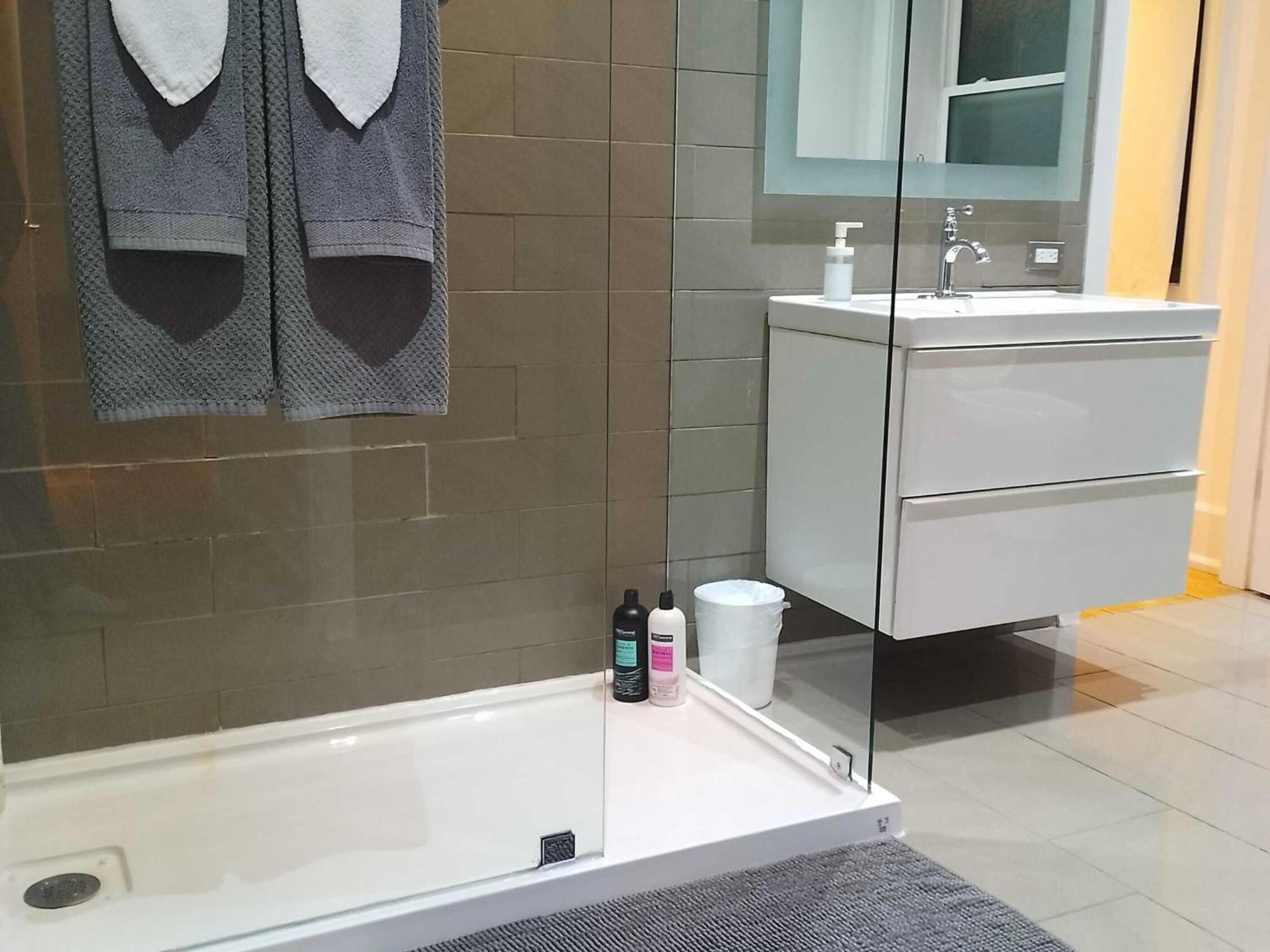 Modern 2 Bedroom Condo - Heart Of Leslieville تورونتو المظهر الخارجي الصورة
